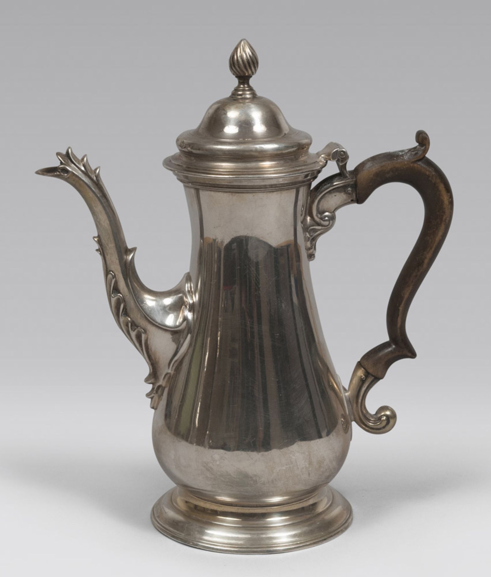 Silver teapot with wooden handle, punch London 1765. Title 925/1000. Measures cm. 27 x 11 x 20,