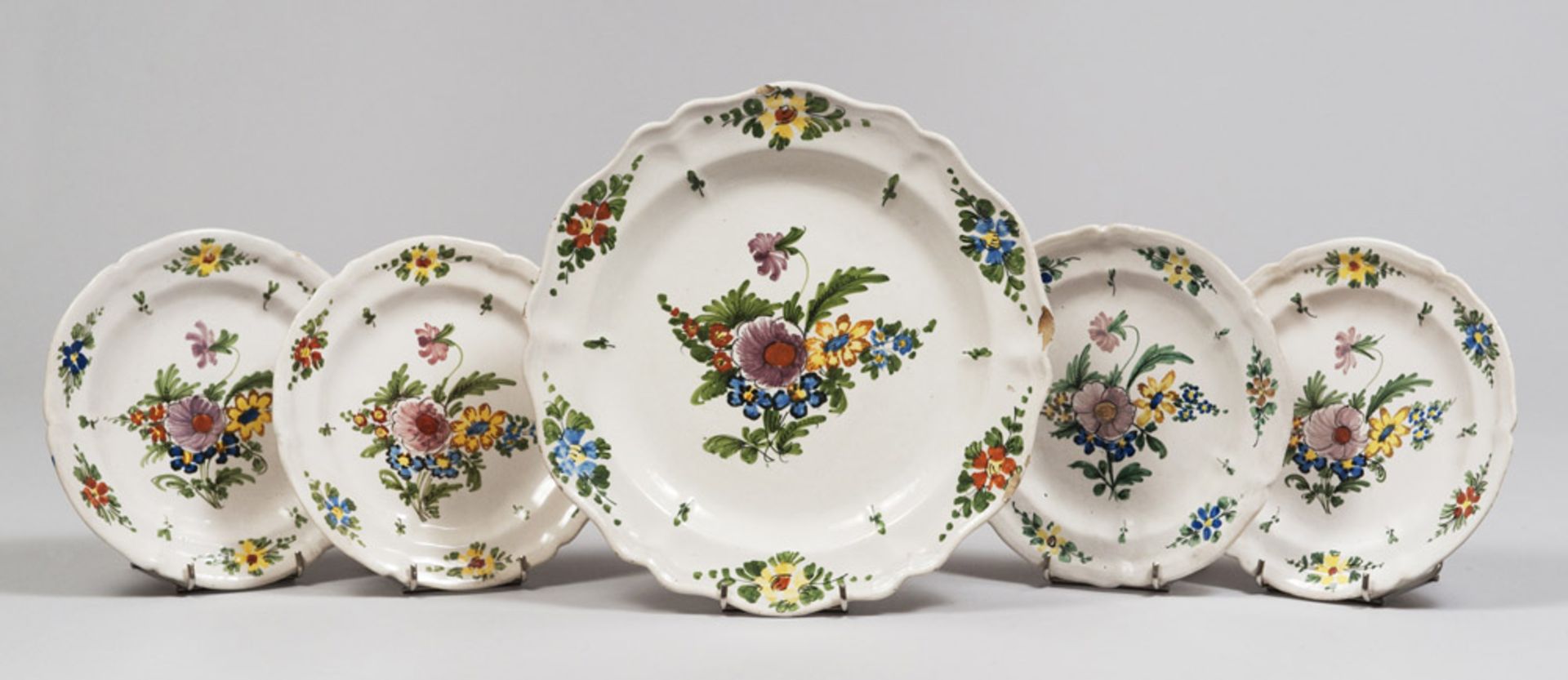 Five majolica dishes, Venetian late 19th century. Diameters cm. 20 and cm. 28. CINQUE PIATTI IN