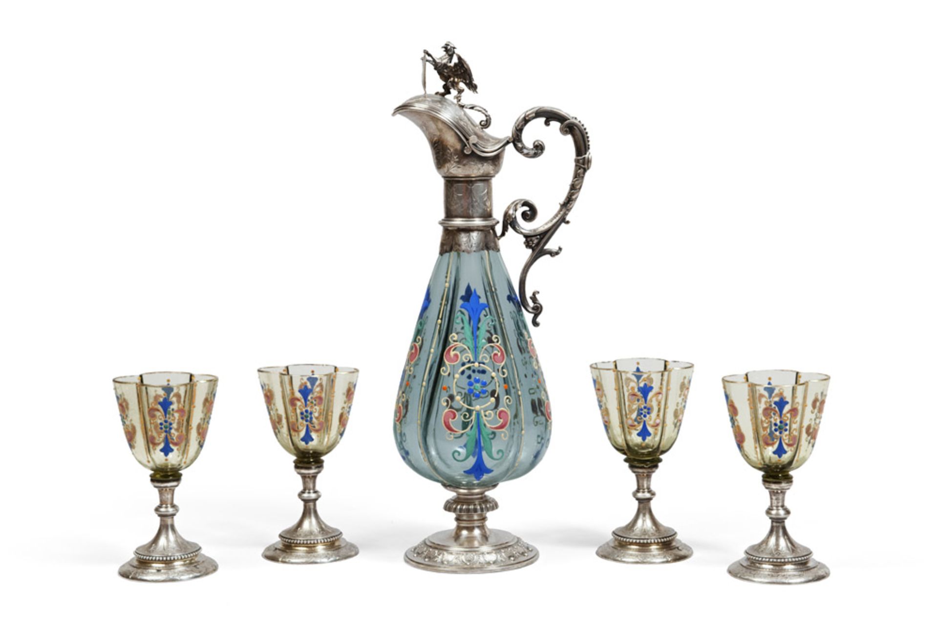 CRYSTAL AND SILVERED METAL LIQUEUR SET, 20TH CENTURY Composed by bottle and four glasses. Measures