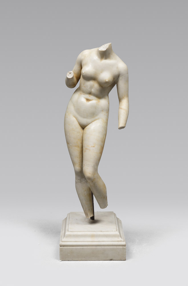 SMALL WHITE MARBLE STATUE, 19TH CENTURY Measures cm. 79 x 29 PICCOLA STATUA IN MARMO BIANCO