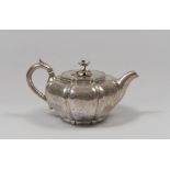 SILVER TEAPOT, MARKED LONDON, EARLY 19TH CENTURY Title 925/1000. Measures cm. 15 x 178 x 24,