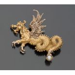 SPILL FANTASIA in yellow gold 18 kt., depicting a winged dragon decorated with central pearl and