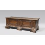 WALNUT BENCH, VENETIAN 17TH CENTURY Measures cm. 55 x 167 x 59. CASSAPANCA IN NOCE, VENETO XVII