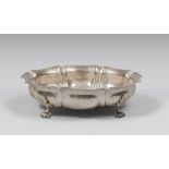 SILVER CENTERPIECE, 20TH CENTURY with embossed body with leaves and feet with twisted leaves.