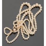 BEL GIROCOLLO with three pearls wound to degrade, with oval shaped closure with central pearl.