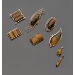 YOU SPILL AND TWO PENDANTS, STYLE DECO in tiger eye and hard stones, with low gold frame,