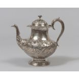 SPLENDIDA SILVER TEAM, LONDON PUNZONE 1827 with circular body embossed with leaves and flowers. Duck