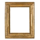 GILTWOOD FRAME, 19TH CENTURY with leaf decorations. Inner measures, cm. 36 x 26. CORNICE IN LEGNO