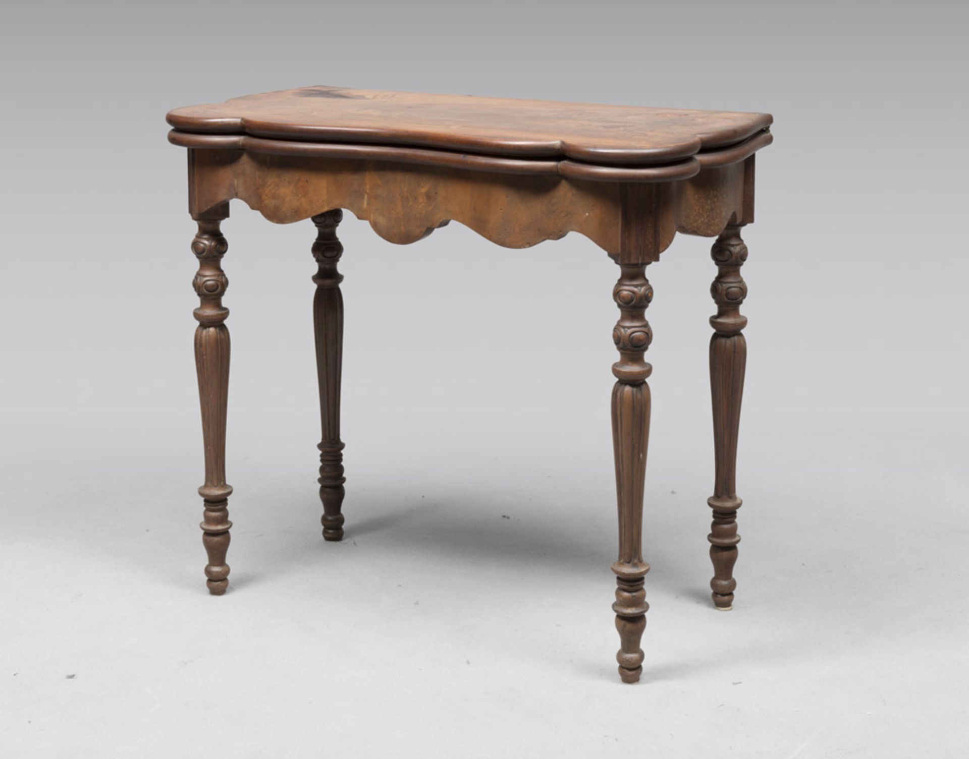 GAME-TABLE, 19TH CENTURY with a flywheel top and a shaped band. Measures closed cm. 78 x 86 x 44.