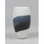 LINO TAGLIAPIETRA (Murano 1934) Vaso in vetro lattimo, con inclusioni a fasce grigio marroni, 1985