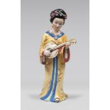 FIGURA DI CINESINA CON CHITARRA, ANNI '50 in ceramica decorata a smalti policromi Misure cm. 36 x