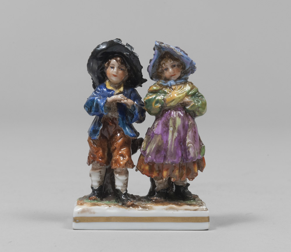 SMALL PORCELAIN GROUP, GINORI 20TH CENTURY in polychrome, depicting two children. Measures cm. 11