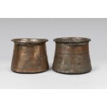 A PAIR OF BRASS CAULDRONS, CENTRAL ITALY 19TH CENTURY Measures cm. 23 x 29. COPPIA DI PAIOLI IN