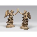 A PAIR OF ANGEL SCULPTURES, CENTRAL ITALY, 17TH CENTURY Measures cm. 56 x 53 x 38. BELLA COPPIA DI