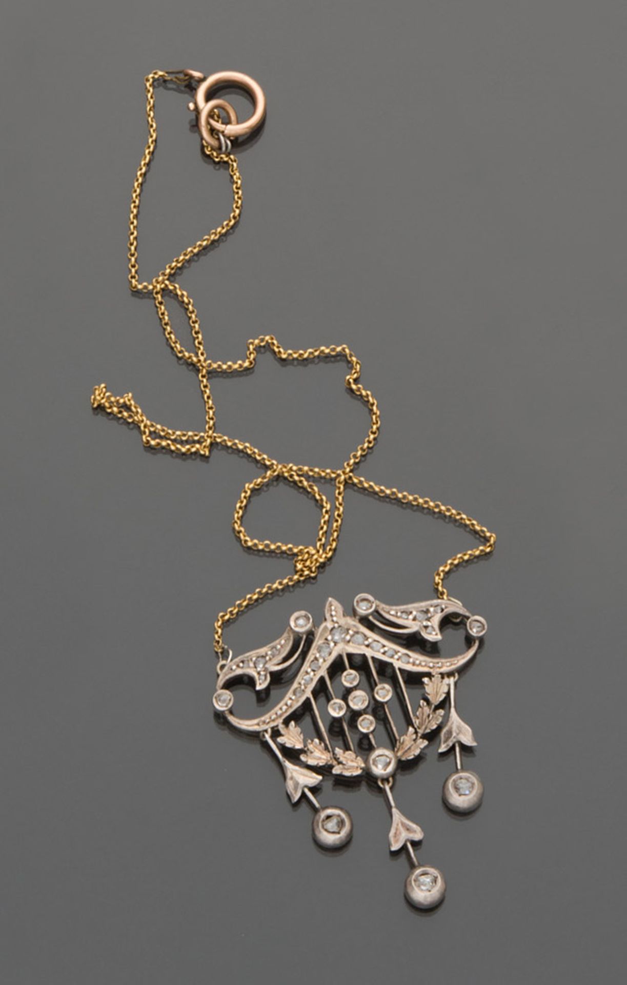 NECKLACE in yellow gold 18 kt., with pendant depicting large ramage, decorated with diamond pink