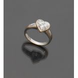 MAGNIFICENT RING in white 18 kt white gold, with central diamond heart shape and two diamond teppers