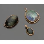 THREE PENDANTS oval shaped, with hard stones and 14 kt yellow gold frame. Measurements cm. 4 x 3,