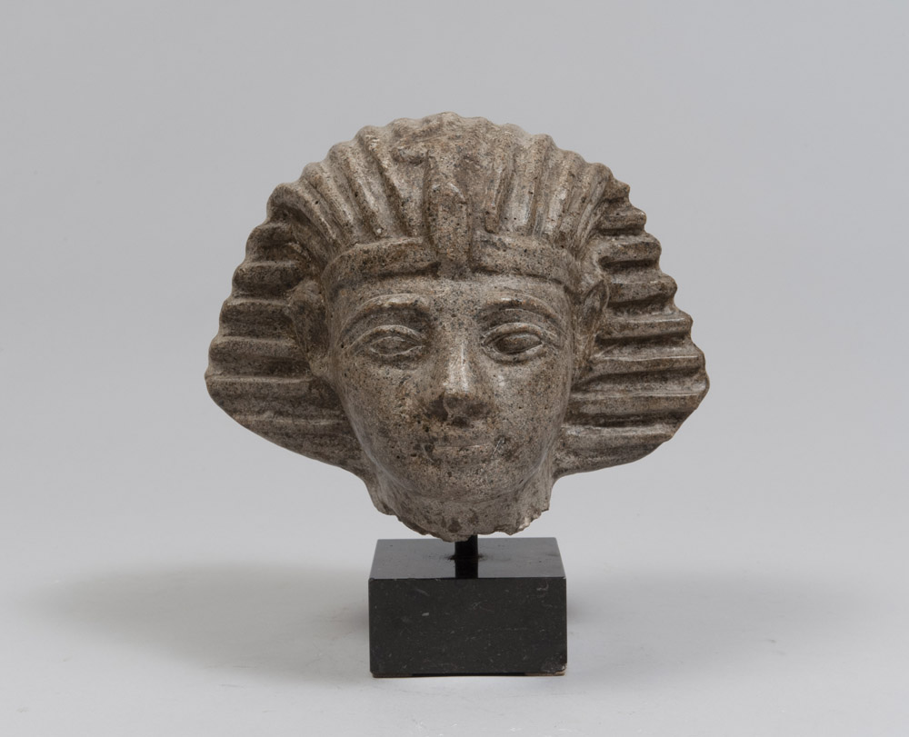 GRANITE HEAD OF PHARAOH, 20TH CENTURY Black marble base. Measures cm. 23 x 27. TESTA DI FARAONE IN