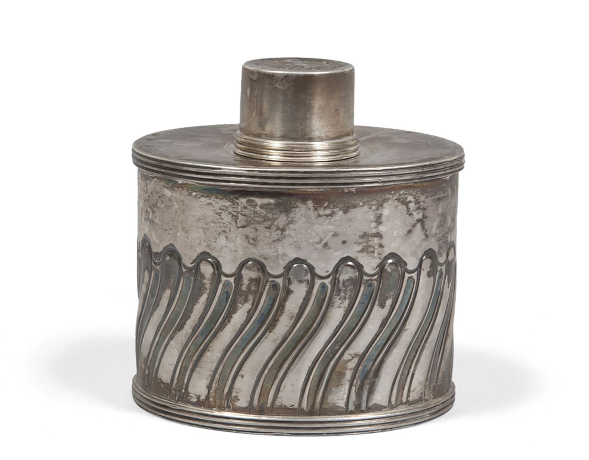 SILVER FLASK, LONDON PUNCH GEORGE III PERIOD Oval embossed body. Title 925/1000. Measures cm. 8.5