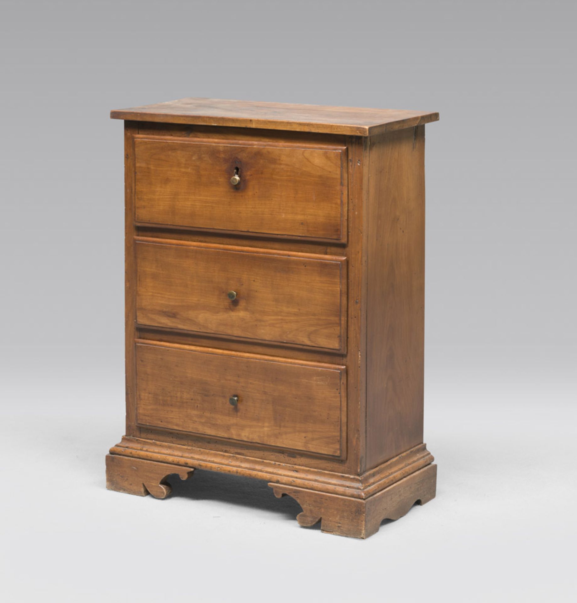 SMALL CHERRYWOOD COMO', CENTRAL ITALY, 18TH CENTURY Three drawers. Measures cm 77 x 57 x 28. PICCOLO