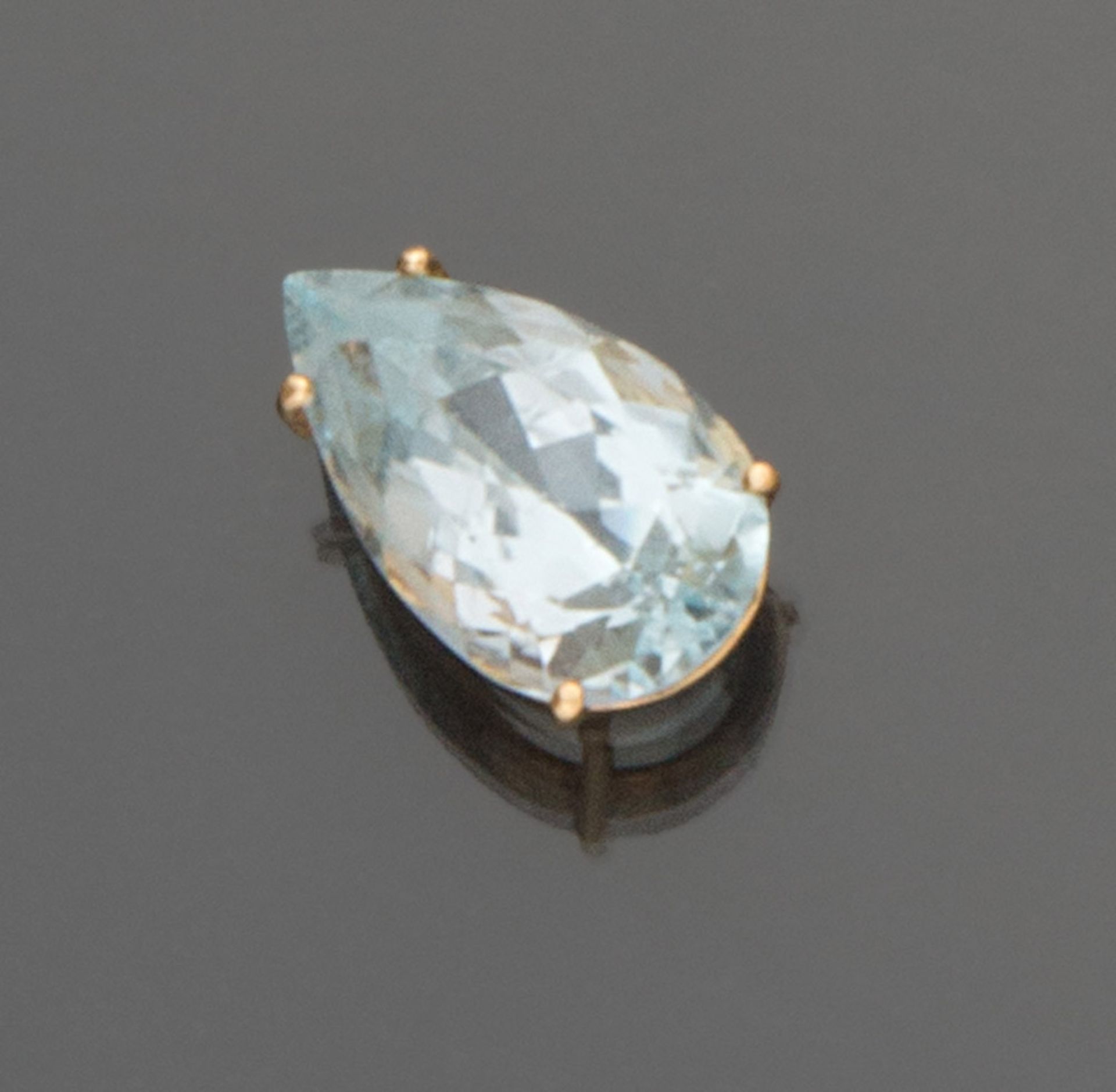 PENDANT a drop of aquamarine, with yellow gold frame 18 kt. Length cm. 2, total weight gr. 4.40.