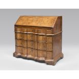 WALNUT AND WALNUT ROOT FLIP TOP CABINET, VENETO 18TH CENTURY Measures cm. 103 x 104 x 55.