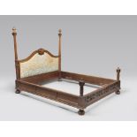 WALNUT BED, LATE 19TH CENTURY Measures cm 170 x 170 x 20. LETTO IN NOCE, FINE XIX SECOLO di linea