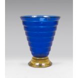 VASO IN VETRO, MURANO ANNI '40 a calice con rudentature in blu e base a fondo giallo. Marchio sotto