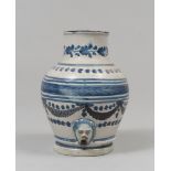 MAIOLICA VASE, PROBABLY MARSEILLE 18TH CENTURY Measuremnets cm. 34 x 23. BEL VASO IN MAIOLICA,