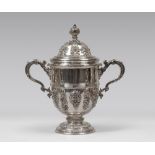 BIG SILVER CUP, PUNCH LONDON 1905 with chiseled body for motifs of flowered garlands, grotesque