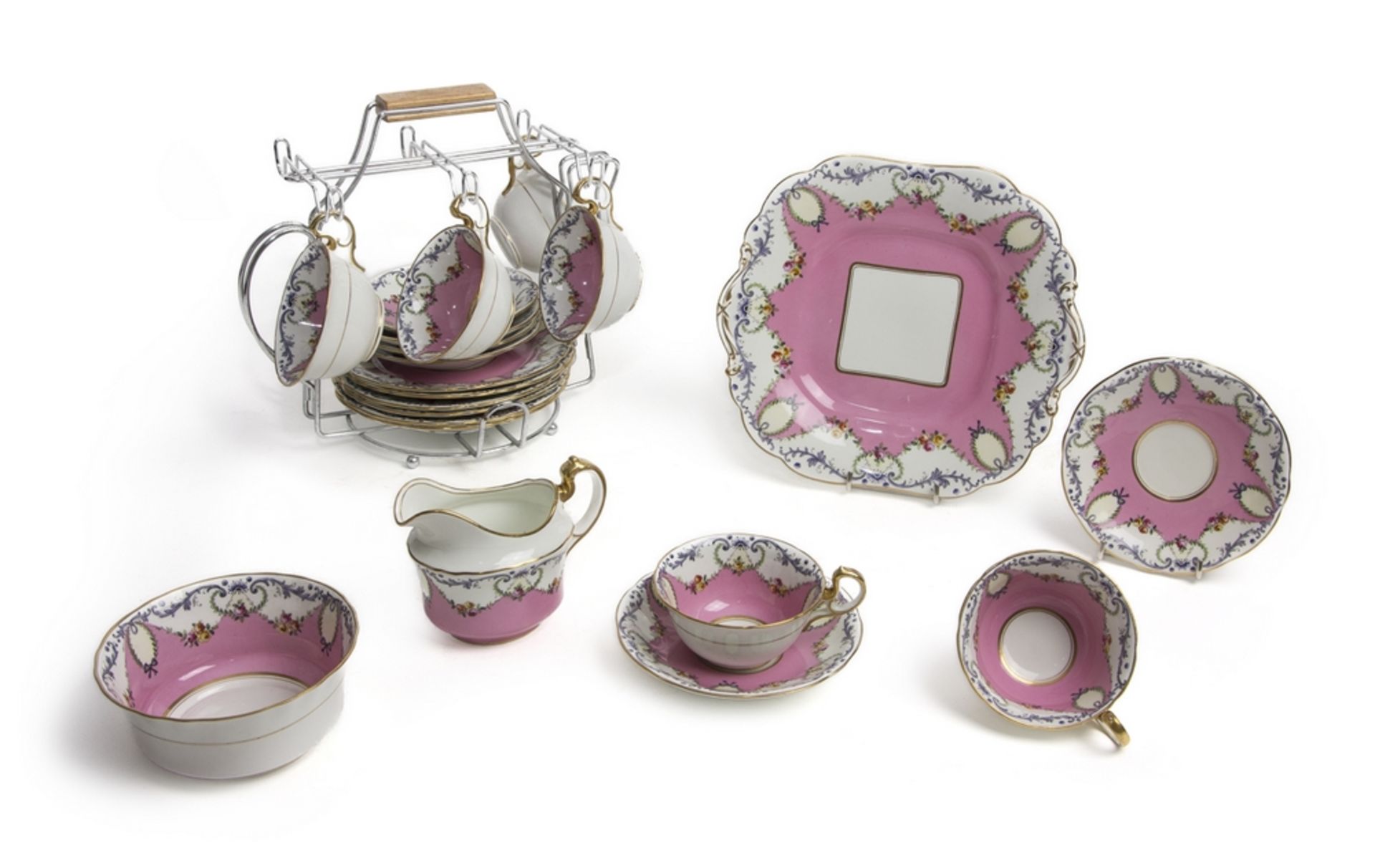 TEA SERVICE IN PORCELAIN, ENGLAND BEGINNING XX CENTURY in white and pink enamel, with floral