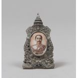 An Hindi silver photo holder. Early 20th century. Measures cm. 9 x 5. PORTAFOTO IN ARGENTO, INDIA