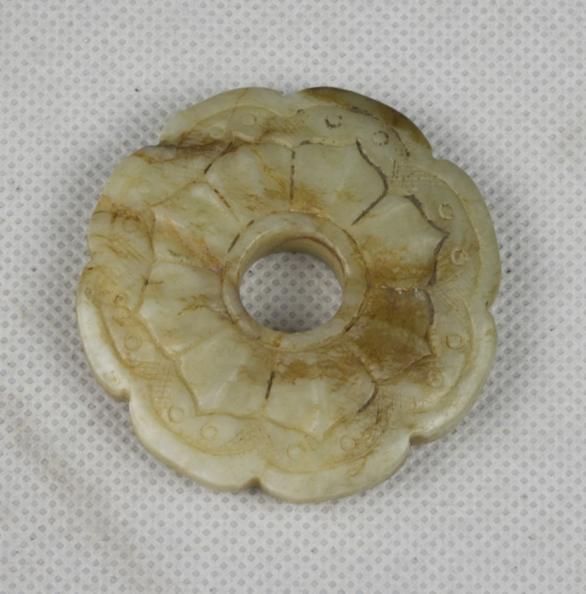 A Chinese jade pendant. 20th century. Diameter cm. 5. PENDENTE IN GIADA, CINA XX SECOLO di sagoma