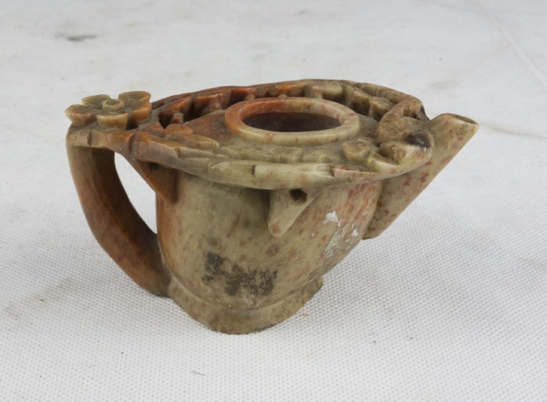 A Chinese soapstone spout. 20th century. Measures cm. 5 x 10 x 8. VERSATOIO IN PIETRA SAPONARIA,