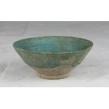 A Persian green glazed ceramic bowl. 12th century. Measures cm. 8 x 19. CIOTOLA IN CERAMICA AD