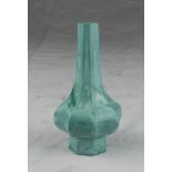 A Chinese glass vase. Early 20th century. Measures cm. 15 x 7. VASO IN VETRO, CINA INIZI XX SECOLO