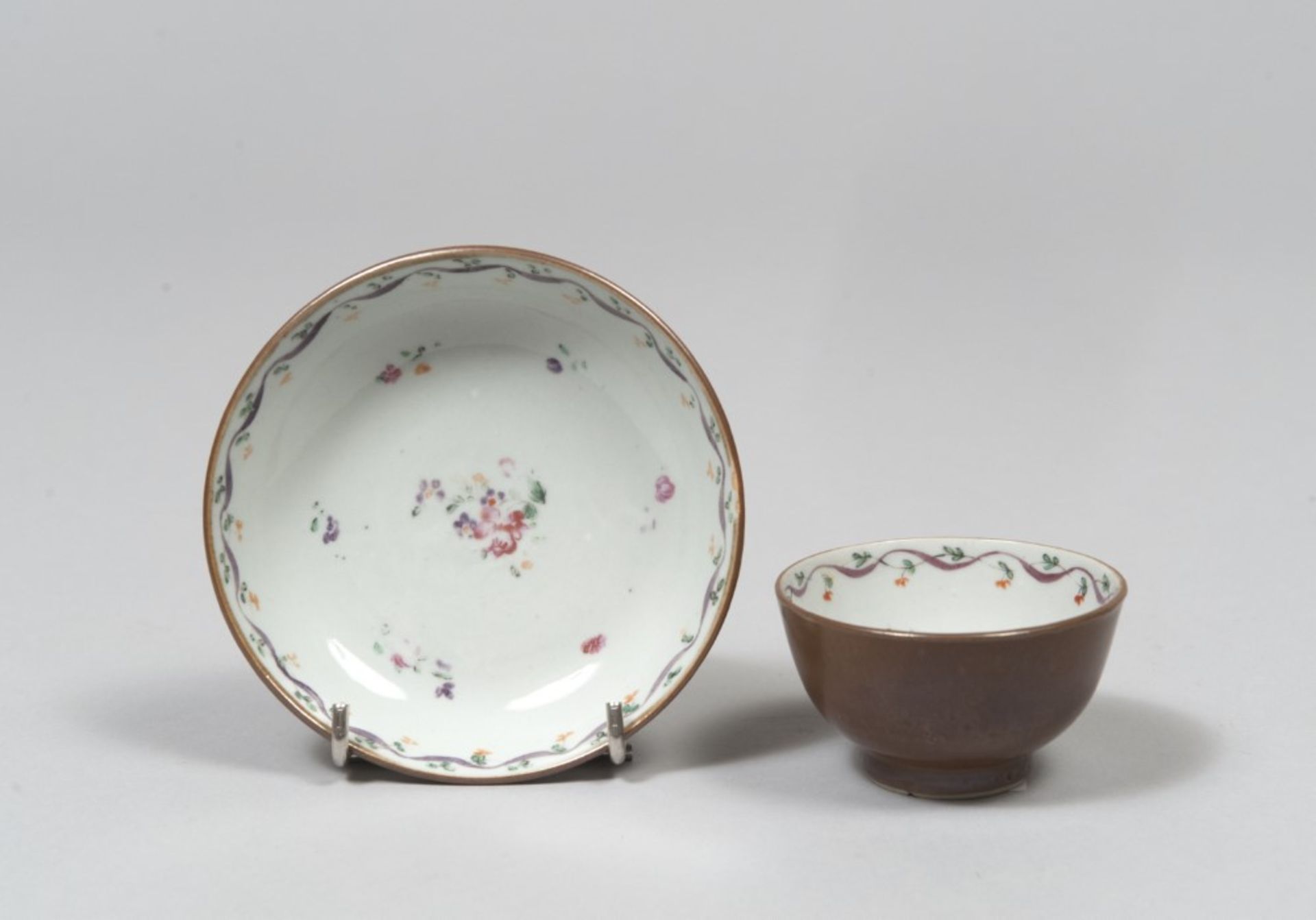 A Chinese porcelain cup and saucer. 18th century. Measures cup cm. 5 x 8, diameter saucer cm. 12.