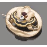 BROOCH in 18 kt yellow gold, oval shaped decorated with zircon and red semiprecious stone.