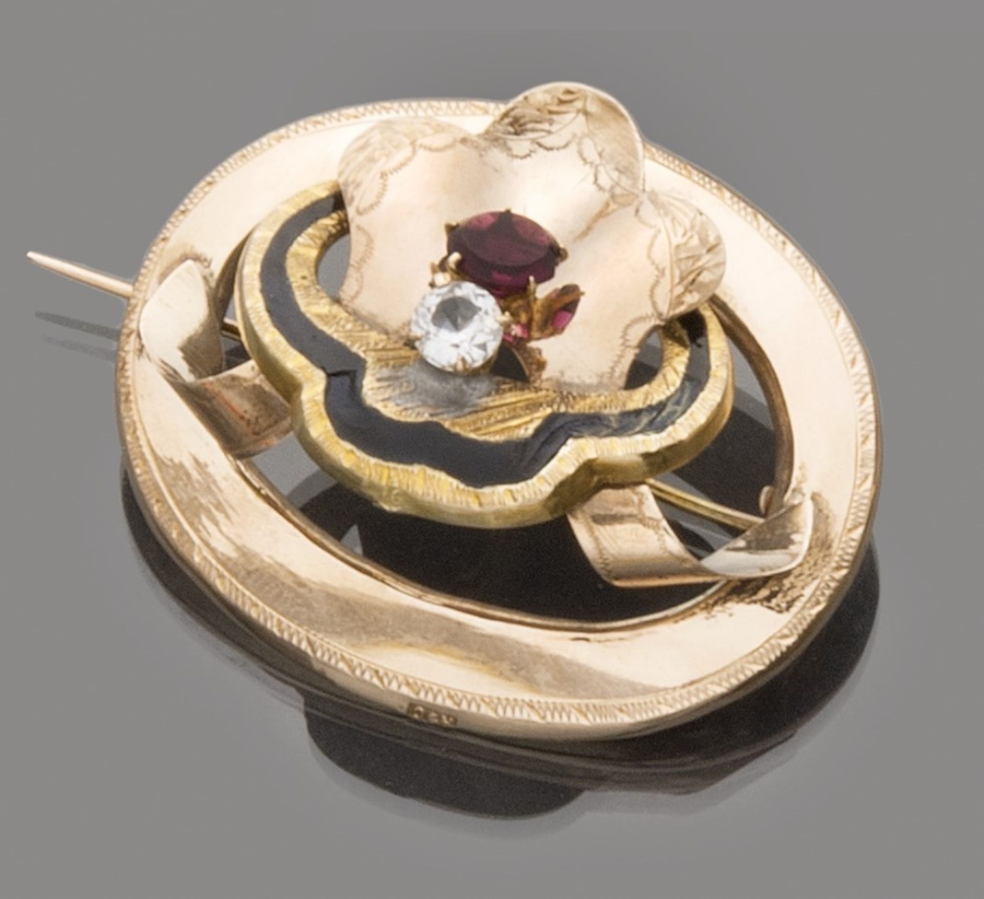 BROOCH in 18 kt yellow gold, oval shaped decorated with zircon and red semiprecious stone.