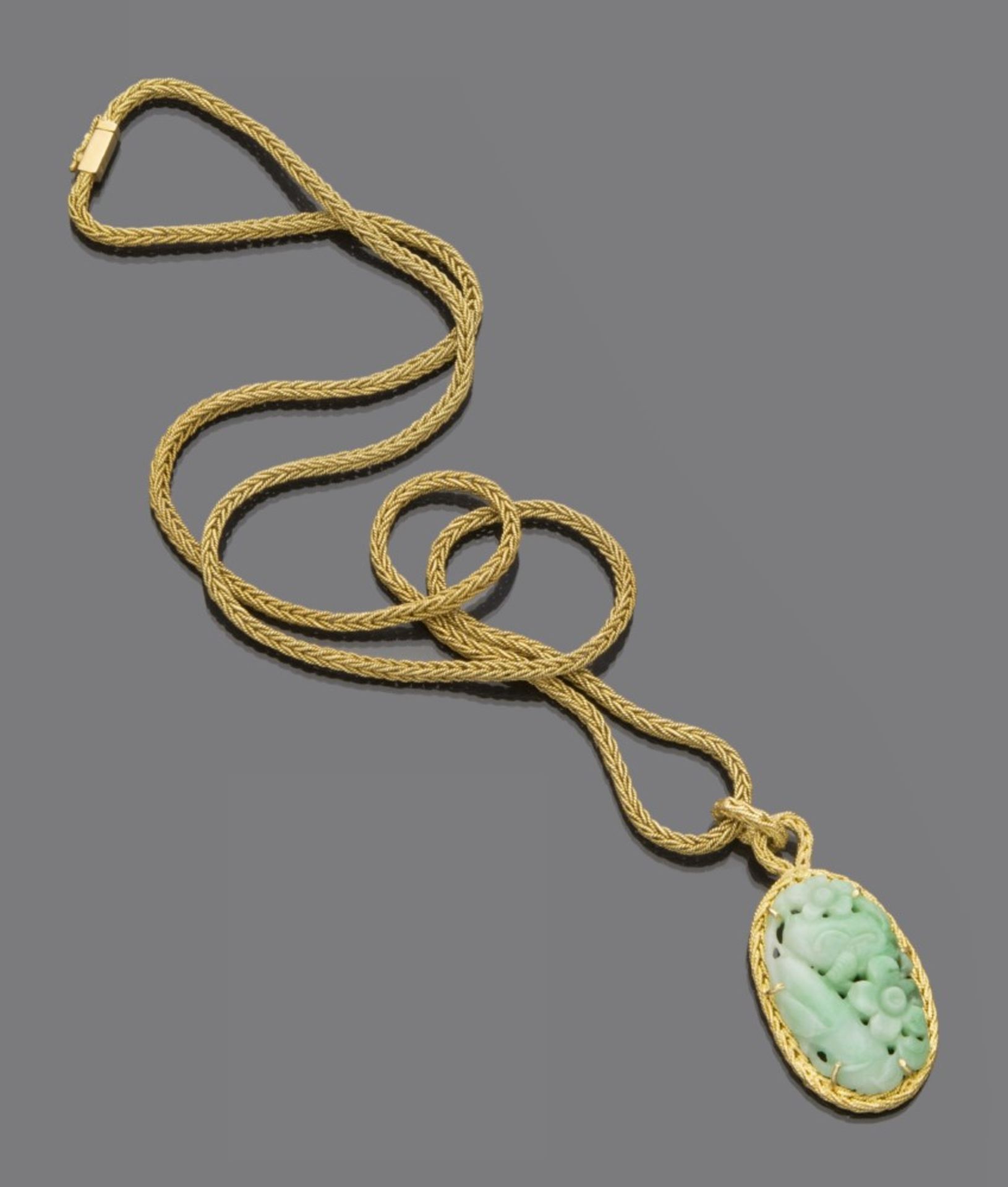 BEAUTIFUL NECKLACE in 18 kt yellow gold. with monkfish motif, with oval shaped jade pendant carved