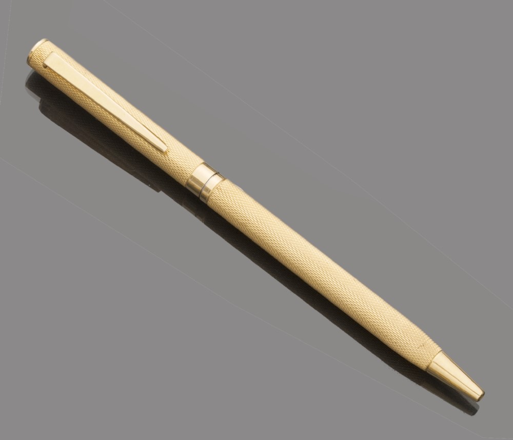 PEN in gilt metal with 18 kt. Length cm. 15. PENNA in metallo a bagno d'oro 18 kt. Lunghezza cm.