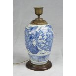 A Japanese white and blue porcelaine vase. 20th century. Measures cm. 28 x 16. VASO IN PORCELLANA