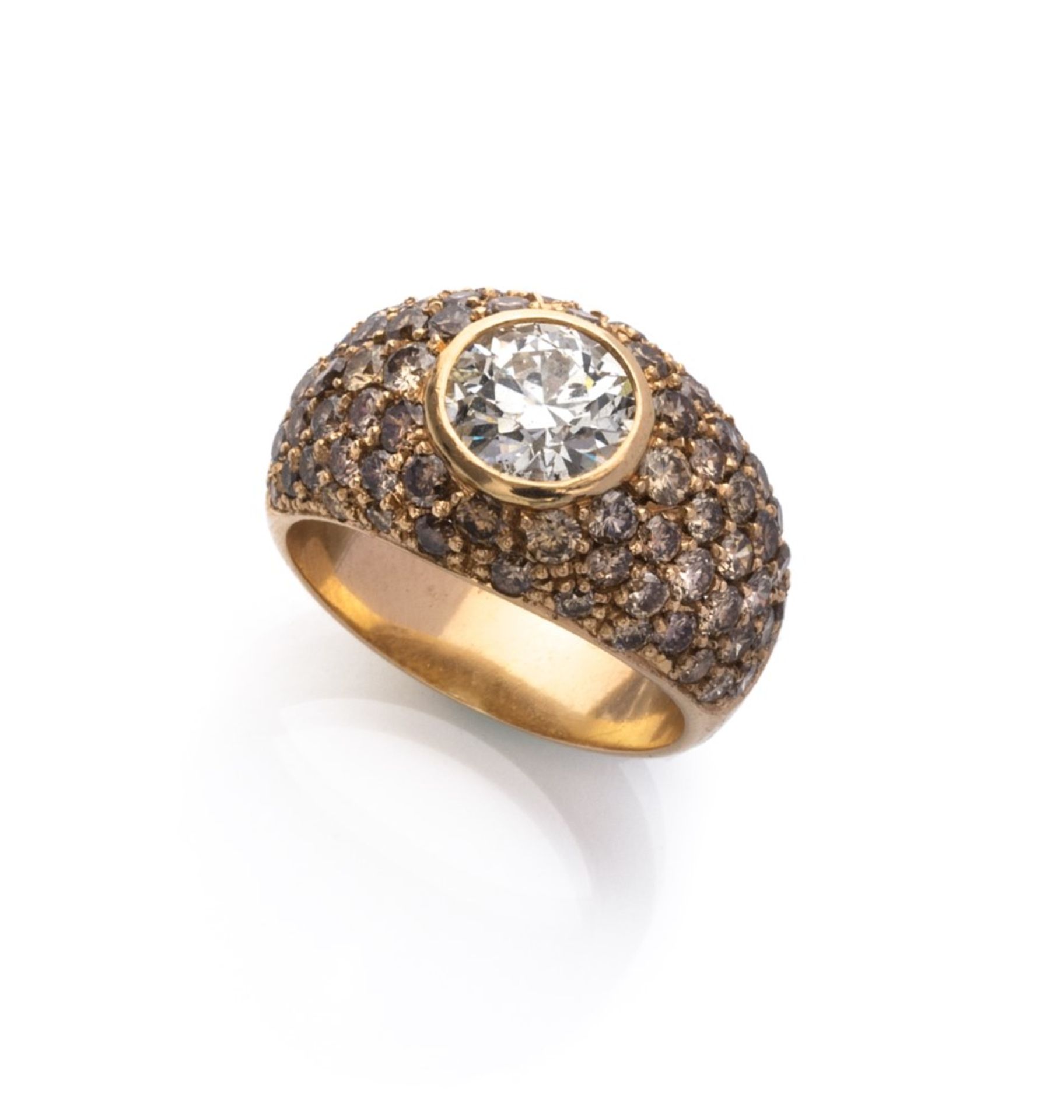 MAGNIFICO ANELLO in oro giallo 18 kt., con brillante centrale e pavè di brillanti brown di contorno.