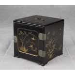 A Japanese laquer wood box. First half 20th century. Measures cm. 17,5 x 16,5 x 16,5 COFANETTO IN