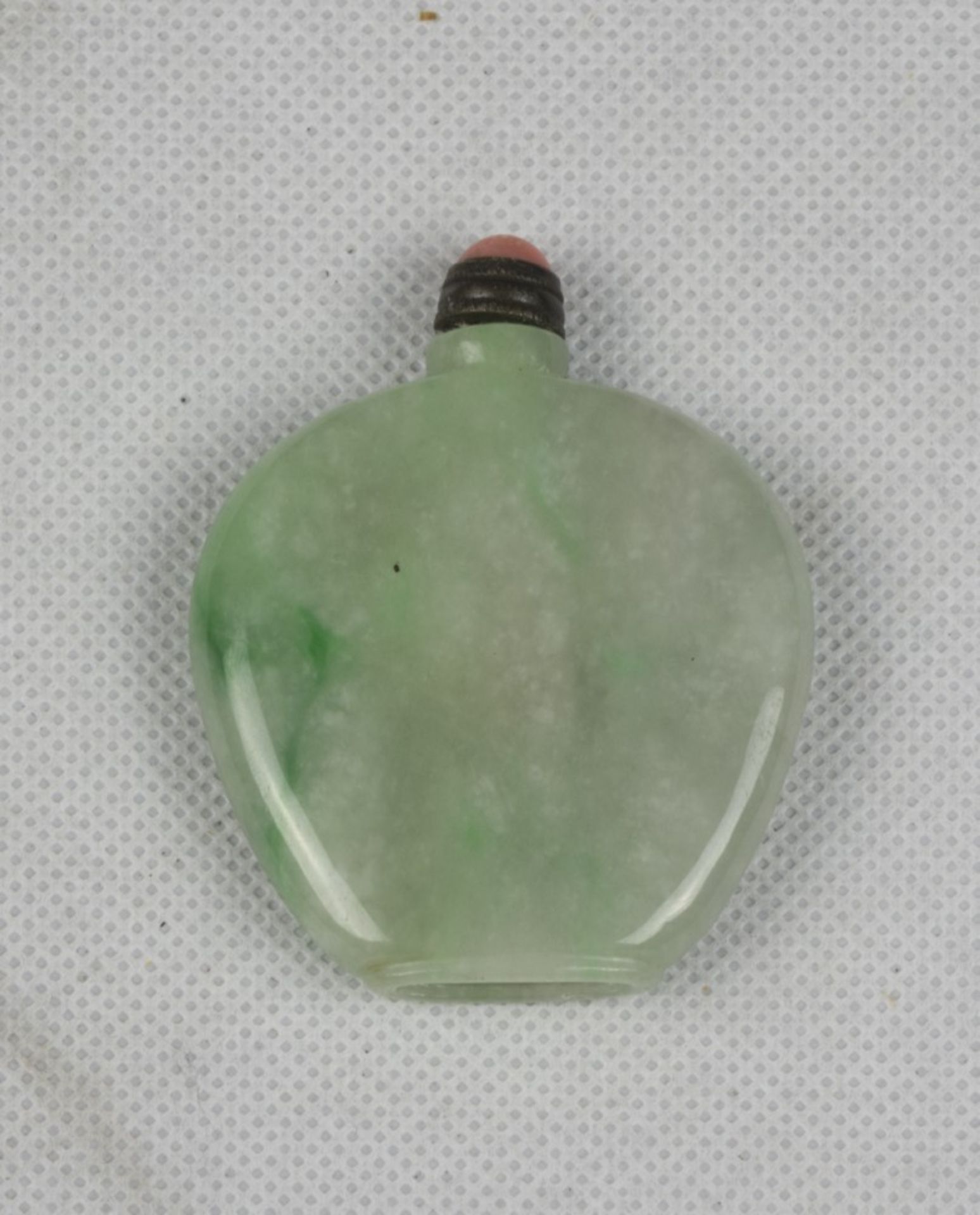 A Chinese Jadeite snuff-bottle. 20th century. Measures cm. 6 x 5,2. SNUFF BOTTLE IN GIADEITE, CINA