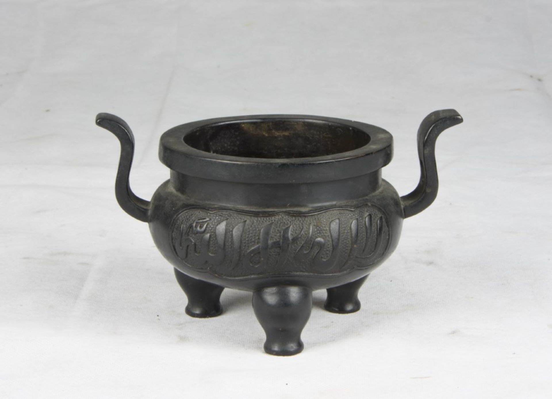 A Chinese burnished patina bronze censer. 19th century. Measures cm. 11,5 x 20 x 12,7. INCENSIERE IN