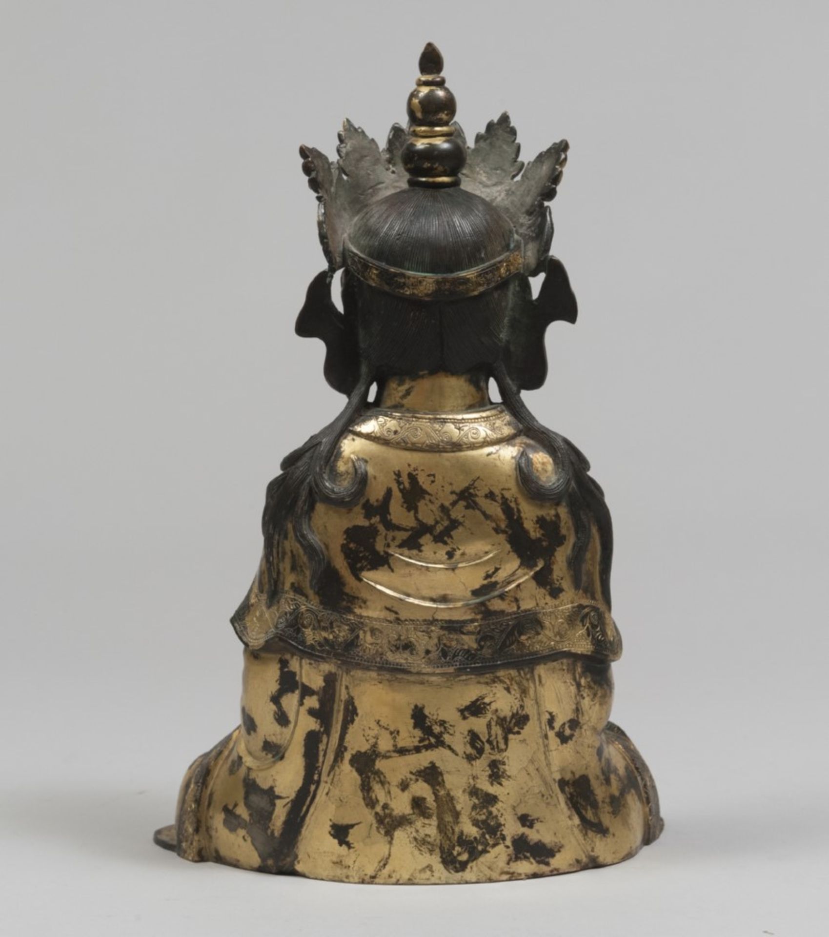 A Chinese gilded bronze sculpture, depicting Guanyin, early 17th century. Measures cm. 35 x 23 x 14. - Image 2 of 2