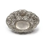 BASKET IN SILVER METAL, XX CENTURY with an oval shape, with a perforated body with floral motifs.