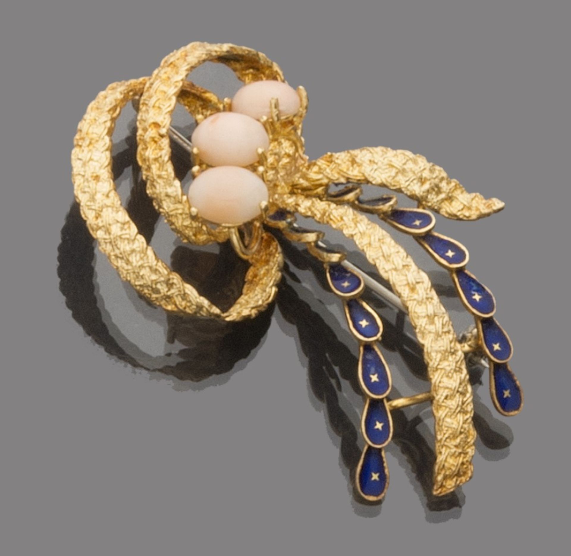 BROOCH in 18 kt yellow gold, modeled with a racemate flowery stylized with pink corals and enamels