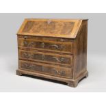 Beautiful Walnut and Walnut briar cabinet, North Italy 18th century With open interior and two